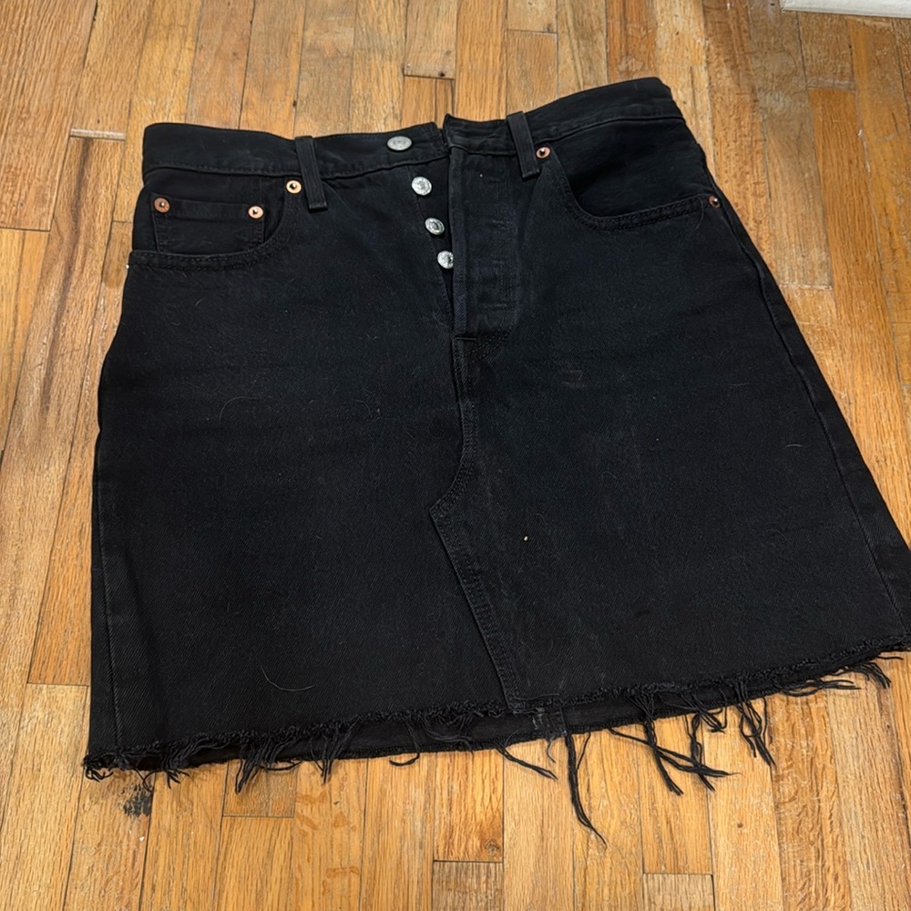 Levi’s high-waisted black denim skirt